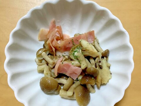 レンジ加熱で簡単　しめじとベーコンのバター醤油